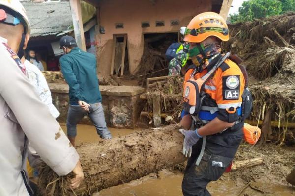 Badan Amil Zakat Nasional (Baznas) merespon cepat untuk membantu warga yang terdampak banjir bandang di Kampung Cibuntu 
