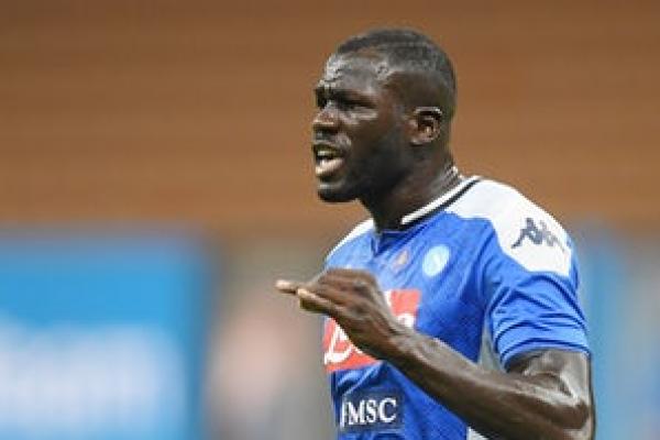 Paris Saint-Germain dilaporkan siap bersaing dengan Manchester City dalam perburuan bek Napoli Kalidou Koulibaly.