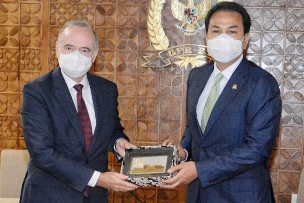 Wakil Ketua DPR RI, M. Azis Syamsuddin menerima kunjungan Duta Besar Republik Prancis, Olivier Chambard. Pertmuan ini diselengarakan dalam rangka 70 tahun hubungan bilateral Indonesia-Prancis.