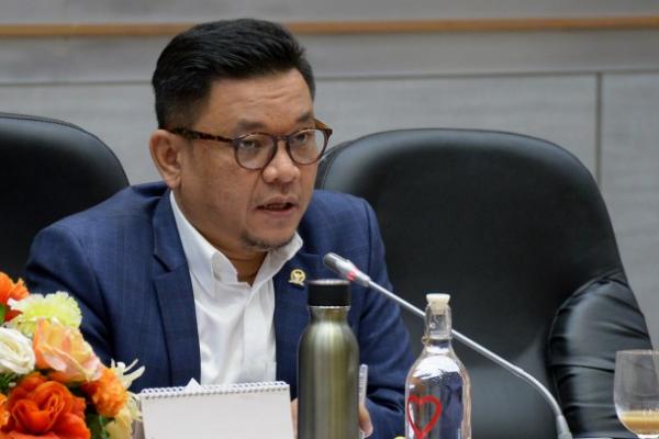 Wakil Ketua Komisi VIII DPR RI Ace Hasan Syadzily meminta jajaran Kementerian Sosial (Kemensos) untuk memanfaatkan anggaran sebesar Rp 92 trilliun pada tahun 2021.