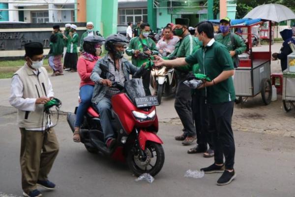 Cegah penyebaran Covid-19, Kader PKB di Kabupaten Bogor, Jawa Barat laksanakan pembagian masker ke masyarakat.