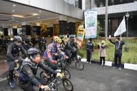 Sambut Hari Batik Nasional, Kemendes Gowes Berbatik