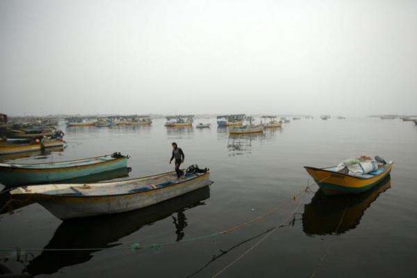 Pasukan angkatan laut Mesir menembak mati dua nelayan Palestina, dan melukai serta menangkap para nelayan 