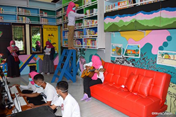 MMC membuka perpustakaan dan balai pertemuan anak yang didukung oleh perusahaan tersebut di kota Ternate, Provinsi Maluku Utara, Indonesia