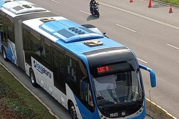 Pelayanan transportasi publik Transjakarta tetap beroperasi di Hari Raya idul Fitri ini. 
