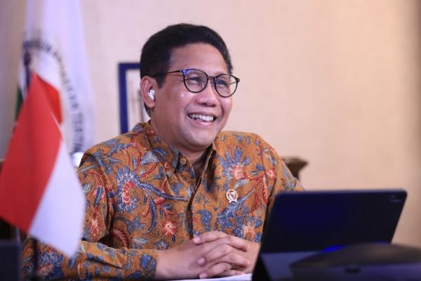 Abdul Halim Iskandar mendorong seluruh elemen untuk mendukung peningkatan batik nasional.