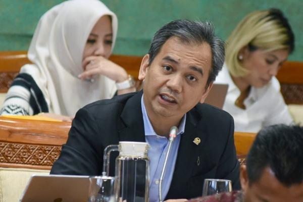 Anggota Komisi XI DPR RI, Sihar Sitorus mendesak kebijakan DMO dan domestic price obligation (DPO) untuk minyak sawit mentah atau crude palm oil  (CPO) dan turunannya segera dievaluasi.