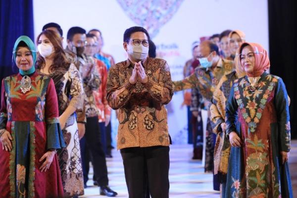 Lilik Umi Nasriyah Halim, istri Mendes PDTT Abdul Halim yang terlihat memperagakan Batik Motif Ayam Berkisar dan Bunga Teratai khas Jawa Timur