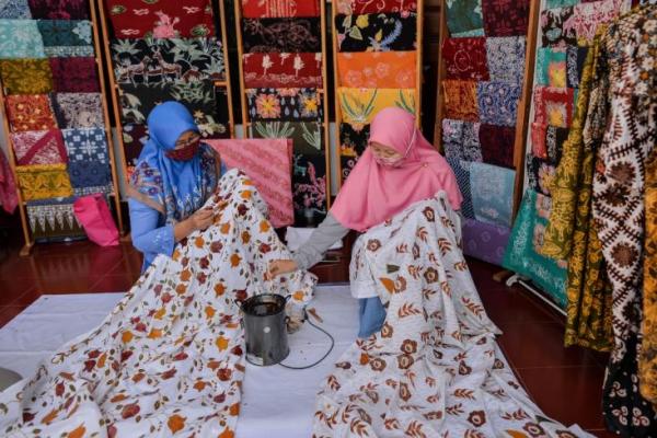 Badan Amil Zakat Nasional (Baznas) mengajak masyarakat untuk membeli batik dari para perajin tradisional di Indonesia.