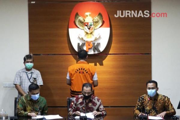 Penetapan Syahroni sebagai tersangka merupakan pengembangan dari kasus suap yang menjerat Bupati Kabupaten Lampung Selatan periode 2016-2021 .
 