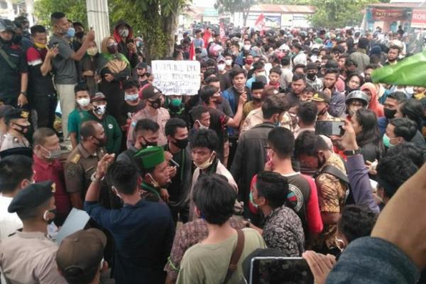 Demo mahasiswa dan Buruh di Gedung DPRD Kabupaten Labuhanbatu berakhir ricuh.