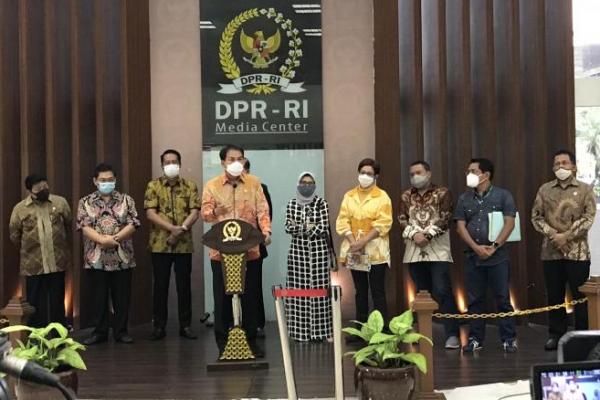 DPR RI secara resmi akan mengirim Undang-Undang Cipta Kerja (UU Ciptaker) kepada Presiden Jokowi setelah tujuh hari disahkan melalui rapat paripurna bersama pemerintah, Rabu (14/10) besok.