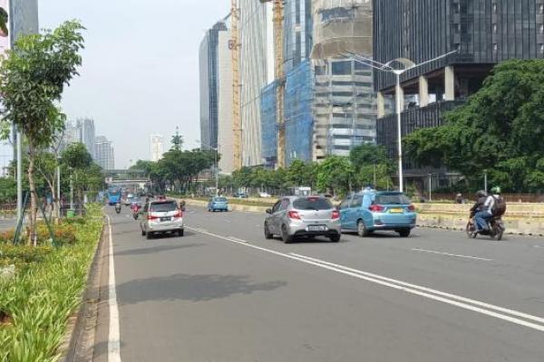 Polisi menjaga ketat akses masuk ke Jakarta dalam pengamanan aksi massa yang digelar PA 212 dan kelompok lainnya.