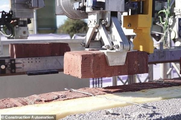 Pertama-kalinya dalam sejarah pembangunan rumah di Inggris. Sebuah rumah sedang dibangun bukan dengan pekerja kasar manusia, melainkan dengan bantuan robot penata batu bata.