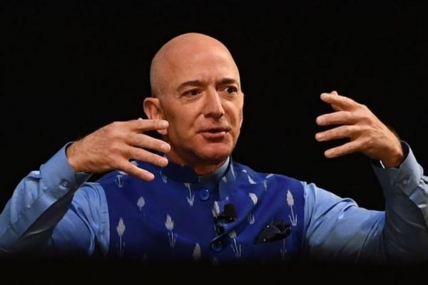 Jeff Bezos merebut kembali posisi orang terkaya dunia dengan total kekayaan bersih sekira USD185,8 miliar atau setara Rp2.682,34 triliun.