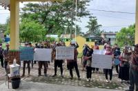 Perangkat Desa se-Tanjung Beringin datangi kantor camat tuntut gaji tak terbayarkan