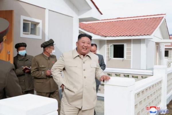 Kunjungan itu adalah yang terbaru oleh Kim Jong un ke daerah-daerah yang dilanda topan di negara itu setela berjanji minggu ini