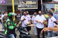 Budi Arie Bagikan Seribu Masker dan Sanitizer di Makassar