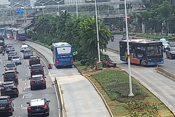 Perubahan rute TransJakarta dilakukan untuk antisipasi demo. Dan beberapa halte juga di nonaktifkan.