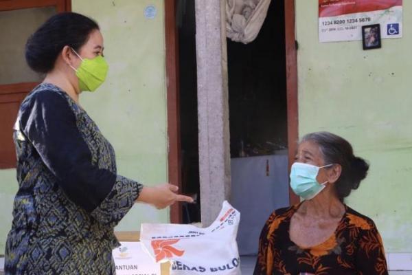 Ketua DPR RI Puan Maharani meminta pemerintah terus memperhatikan nasib masyarakat Bali yang terdampak parah pandemi Covid-19. Menurut Puan, sektor pariwisata sebagai penopang utama ekonomi masyarakat Bali, kini lumpuh akibat pandemi.