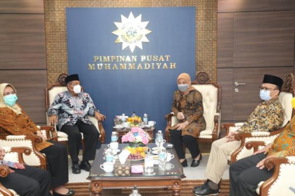 Menteri Ketenagakerjaan Ida Fauziyah mengajak Pimpinan Pusat Muhammadiyah untuk berkolaborasi meningkatkan kompetensi Sumber Daya Manusia (SDM) Indonesia