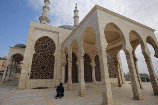 Otoritas Palestina membuka kembali masjid di Jalur Gaza pada hari Minggu setelah penutupan berminggu-minggu karena pandemi virus korona.