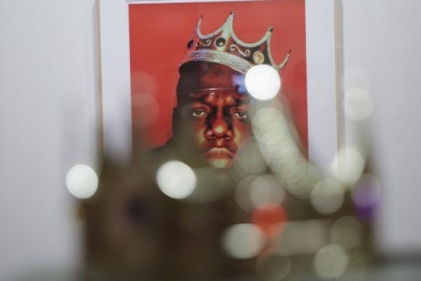 Guinness World Records mengumumkan penjualan mahkota plastik yang dikenakan oleh rapper The Notorious BIG selama pemotretan ikonik yang berhasil mencetak rekor dunia baru