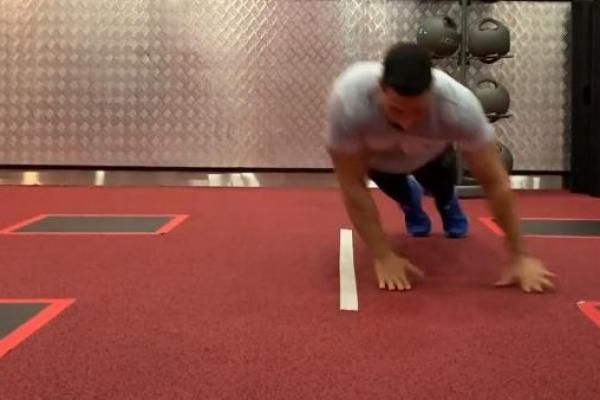 Seorang atlet di Arab Saudi memecahkan Rekor Dunia Guinness dengan menyelesaikan 40 kali push-up lompat samping dalam 1 menit.