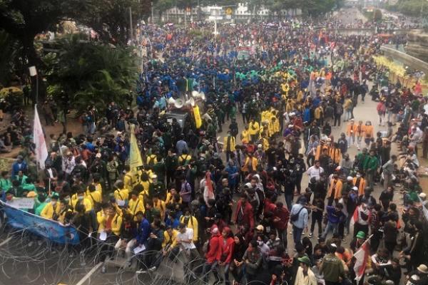 Massa aksi Badan Eksekutif Mahasiswa Seluruh Indonesia (BEM SI) yang menolak UU Ciptaker membubarkan diri dari Patung Arjunawiwaha, Jalan Medan Merdeka Barat, Jakarta, Selasa (20/10).