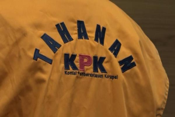 KPK menduga sejumlah uang itu berkaitan dengan kasus suap pengurusan perkara PT Soyu Giri Primedika (SGP) di PN Surabaya.