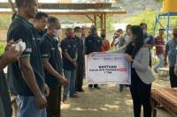 DPR Salurkan Bantuan Pupuk kepada Kelompok Tani Anakalo NTT