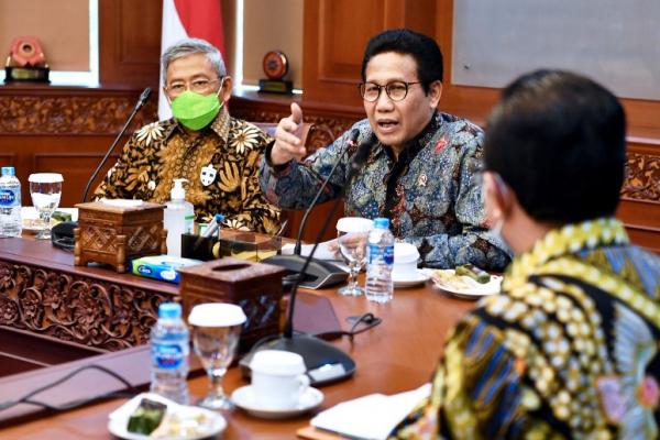 Gus Menteri mempersilahkan Ali Baal Masdar untuk presentasi kondisi terkini kawasan transmigrasi di Sulawesi Barat 