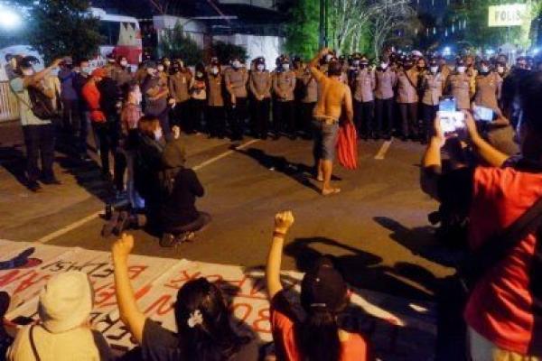 Aksi unjuk rasa Tolak UU Cipta Kerja (8/10/20) yang dilakukan di berbagai titik di Kota Medan berujung pada kericuhan hingga terjadinya pengrusakan mobil milik Dinas PU Provinsi Sumatera di depan Kampus
