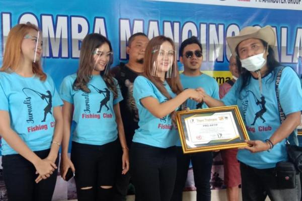 Lomba mancing PWI Jaya bersama artis dan pengusaha serta wartawan berjalan sukses dan banjir hadiah.