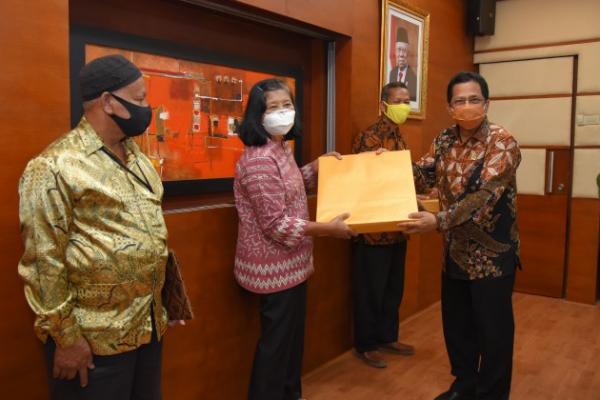 Sekretaris Jenderal DPR RI Indra Iskandar menyampaikan penghargaan atas pengabdian yang telah sungguh-sungguh diberikan tiga PNS yang per 1 November 2020 ini telah memasuki masa purnabakti.