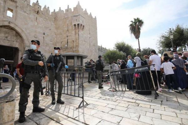 Polisi Israel membatasi masuknya warga Palestina ke Masjid Al-Aqsa dengan menetapkan pos pemeriksaan di kota tua Yerusalem, 