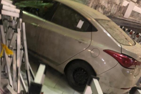 Seorang pengemudi Saudi menabrakkan mobilnya ke salah satu gerbang luar Masjidil Haram pada Sabtu (31/10) waktu setempat.