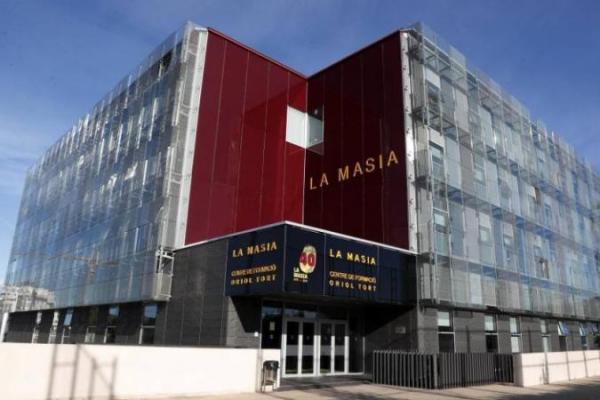 MCM mengajukan klaim ke pengadilan bisnis Barcelona, menuntut tim sepak bola Barcelona membayar 3,5 juta euro yang diklaim MCM sebagai utang pembangunan gedung La Masia.