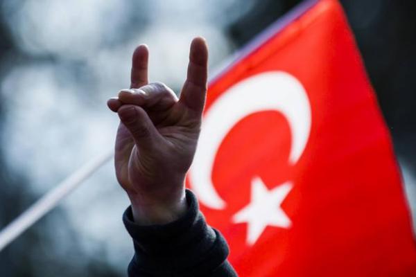 Turki berjanji akan memberikan tanggapan tegas terhadap pencekalan yang dilakukan Prancis terhadap kelompok Ultra-nasionalis Serigala Abu-abu (Grey Wolves) Turki, yang terkait dengan Presiden Recep Tayyip Erdogan.