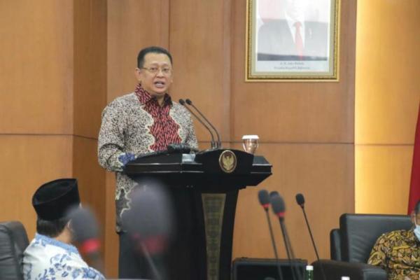Para pakar dan akademisi yang tergabung dalam Forum Rektor Indonesia, Aliansi Kebangsaan, Akademi Ilmu Pengetahuan Indonesia, dan Asosiasi Ilmu Politik Indonesia, memiliki pandangan bahwa Indonesia harus memiliki haluan negara.
