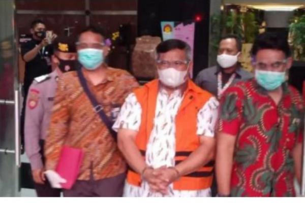 Diketahui, Anggota DPRD Sumatera Utara Erni Aryanti merupakan anak dari Bupati Labuhanbatu Utara nonaktif Khairuddin Syah Sitorus, tersangka dalam kasus ini.