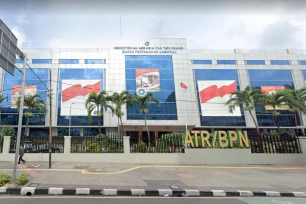 10 pejabat Kanwil BPN di Jakarta dijatuhi hukuman karena diduga `bermain` dalam sengketa tanah di Cakung Barat, Jakarta Timur.