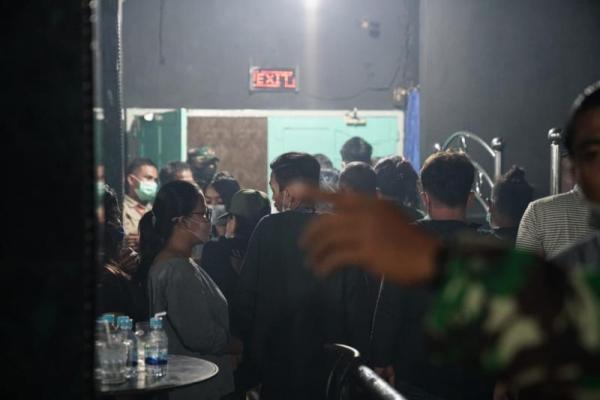 Ada dua tempat hiburan malam yang mendapat peringatan keras dari Satgas Covid-19 Mebidang, yakni Beer Corner di Kawasan Mega Park dan Super Hotel Discotheque and Karaoke di Jalan Nibung II.
