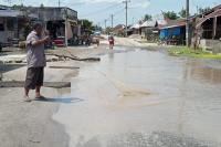 Kesal,! Jalan Digenangi Air, Warga `Menjala` Dijalan Dusun IV Desa Pematang Terang