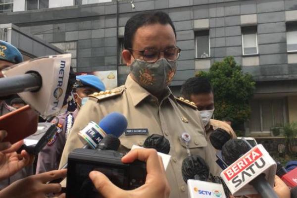 Anies Baswedan tiba di Polda Metro Jaya untuk melakukan klarifikasi terkait dugaan pelanggaran karantina kesehatan.
