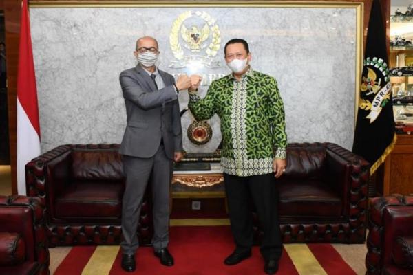 Sebagai sahabat, Indonesia berharap ketegangan tersebut tak terus berlanjut, sehingga kawasan Sahara Barat tetap damai.