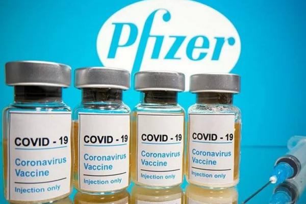 Tetapi Pfizer dan BioNTech telah memperingatkan bahwa mereka tidak memiliki bukti bahwa vaksin mereka akan terus melindungi jika dosis kedua diberikan lebih dari 21 hari setelah yang pertama.