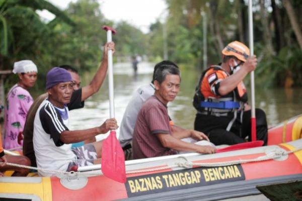 Badan Amil Zakat Nasional (Baznas) membantu warga yang menjadi korban terdampak banjir di Kabupaten Cilacap