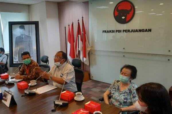 Tuty diterima oleh anggota DPR RI fraksi PDI Perjuangan, Effendi Sianipar di Gedung Nusantara I, Kompleks DPR/MPR, Jakarta pada Jumat (20/11) pagi.