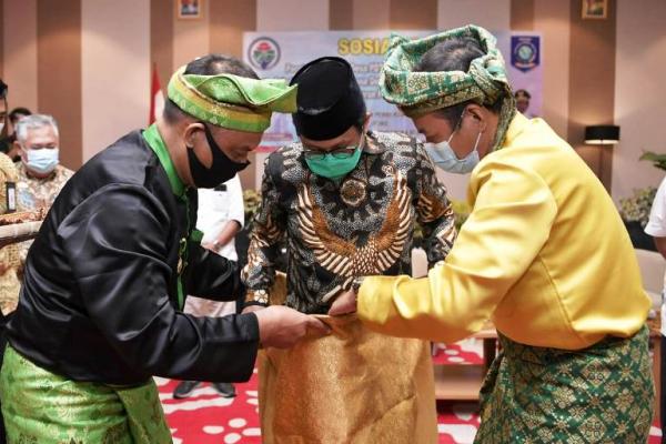 Penghargaan tersebut diberikan langsung oleh Imam Setana Jering Amantubillah Lembaga Adat Melayu Jering Bangka Belitung